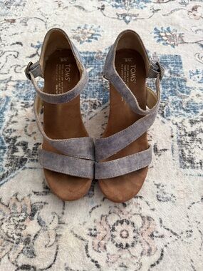 TOMS Women's Light Gray Strappy Wedge Sandals